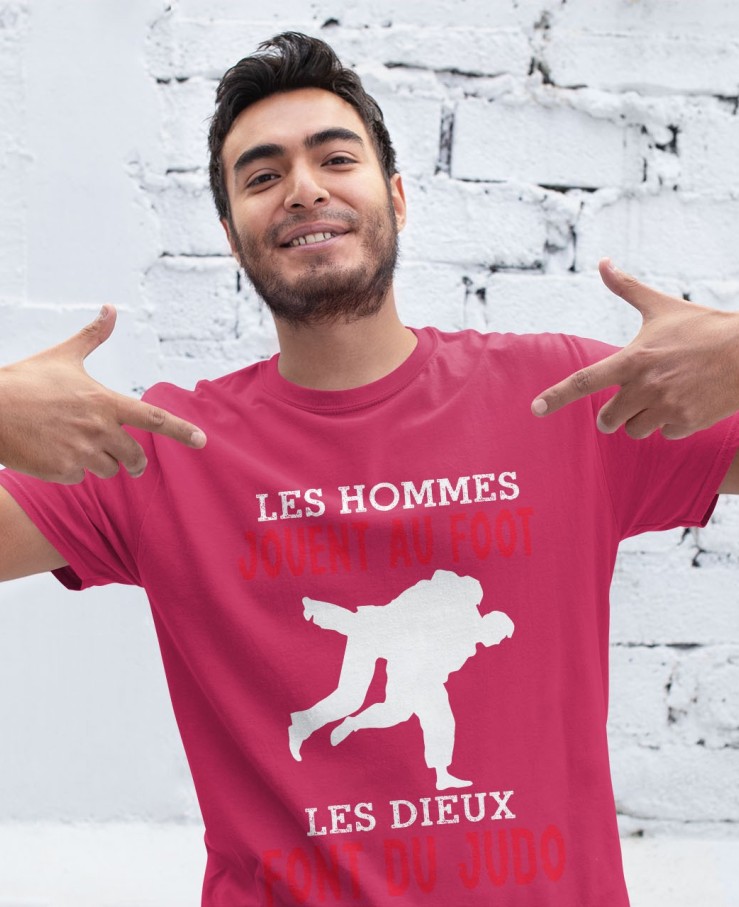 Les hommes jouent au foot