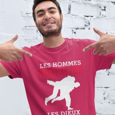 Les hommes jouent au foot