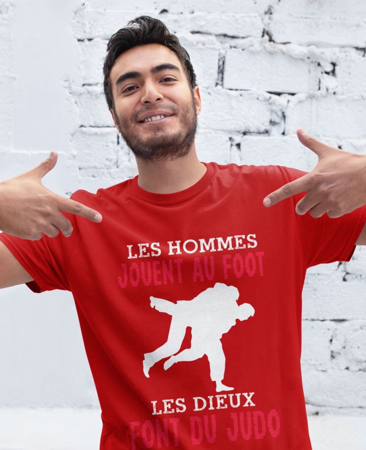 Les hommes jouent au foot