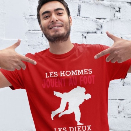 Les hommes jouent au foot