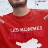 Les hommes jouent au foot