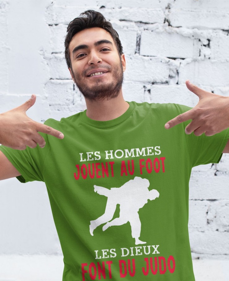 Les hommes jouent au foot