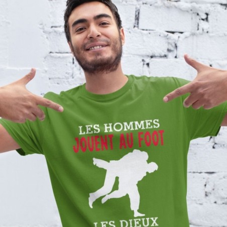 Les hommes jouent au foot