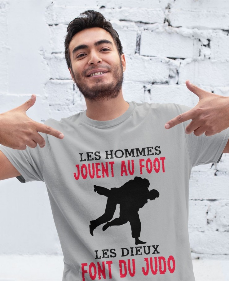 Les hommes jouent au foot
