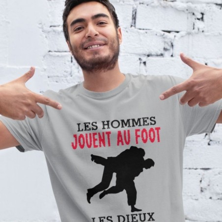 Les hommes jouent au foot