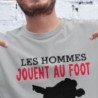 Les hommes jouent au foot