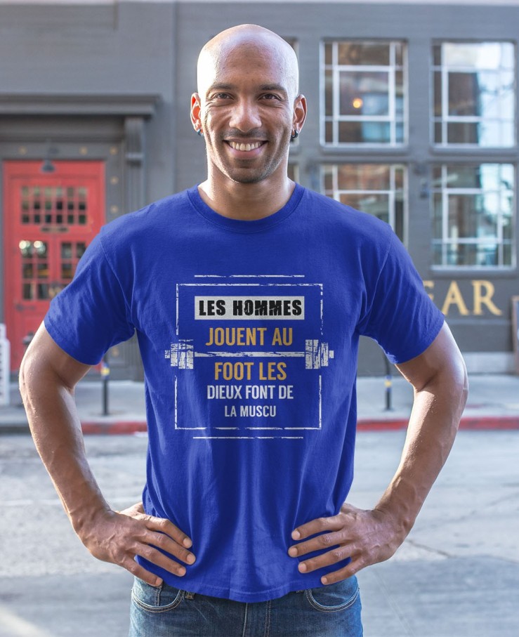 Les homme jouent au foot