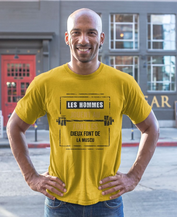 Les homme jouent au foot