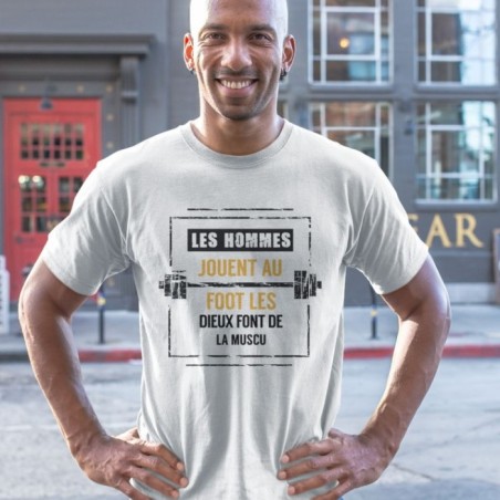 Les homme jouent au foot