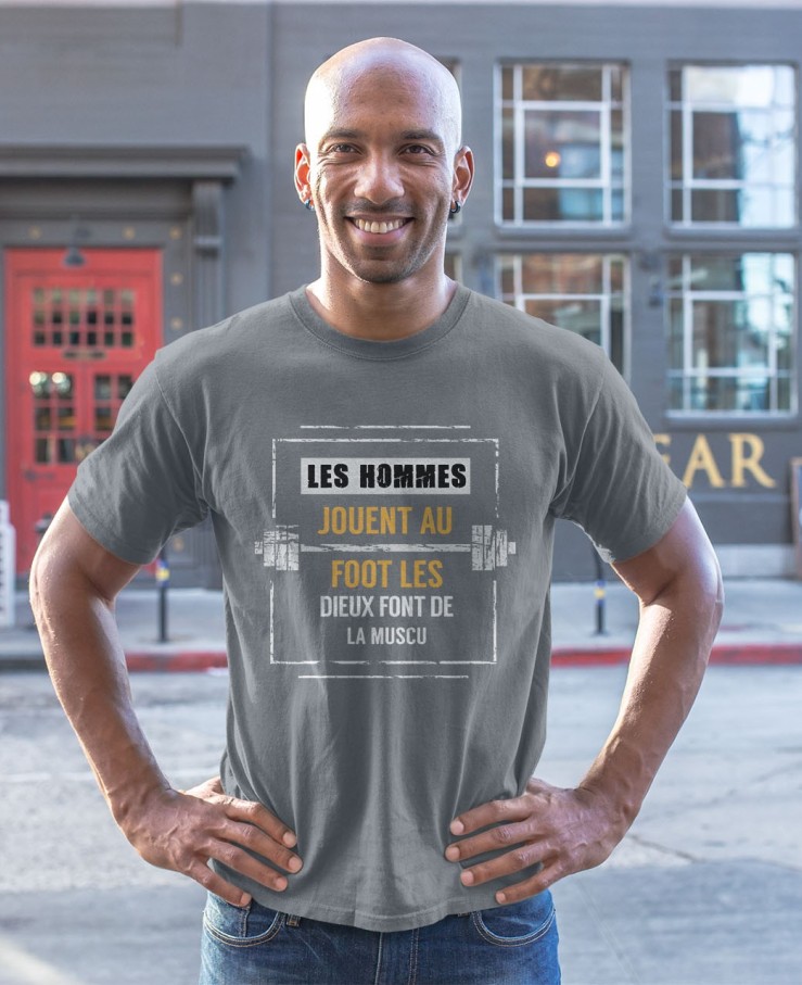 Les homme jouent au foot