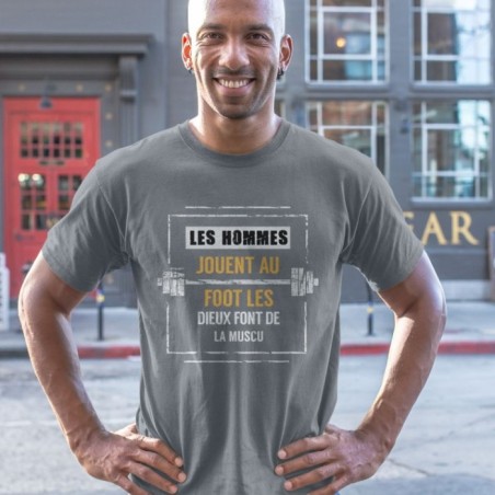 Les homme jouent au foot