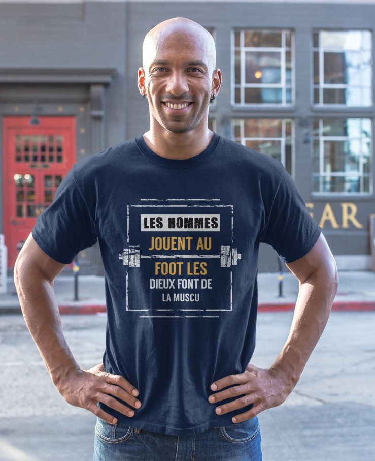 Les homme jouent au foot