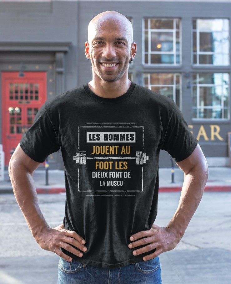 Les homme jouent au foot