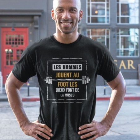 Les homme jouent au foot