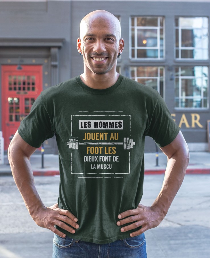 Les homme jouent au foot