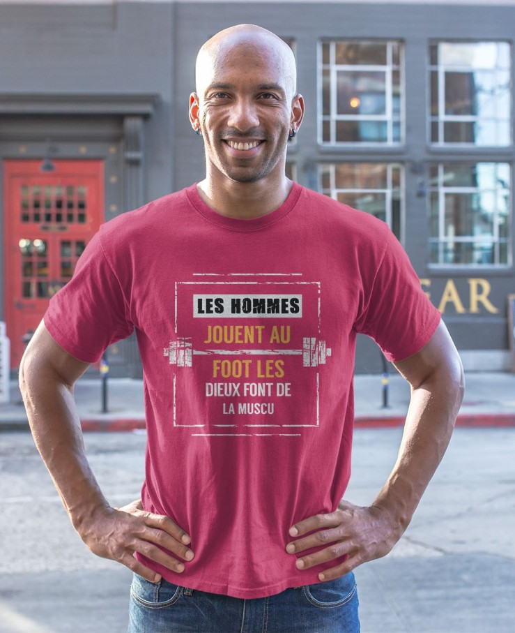 Les homme jouent au foot