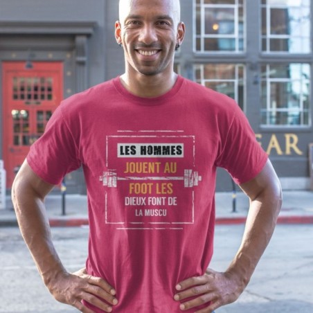 Les homme jouent au foot