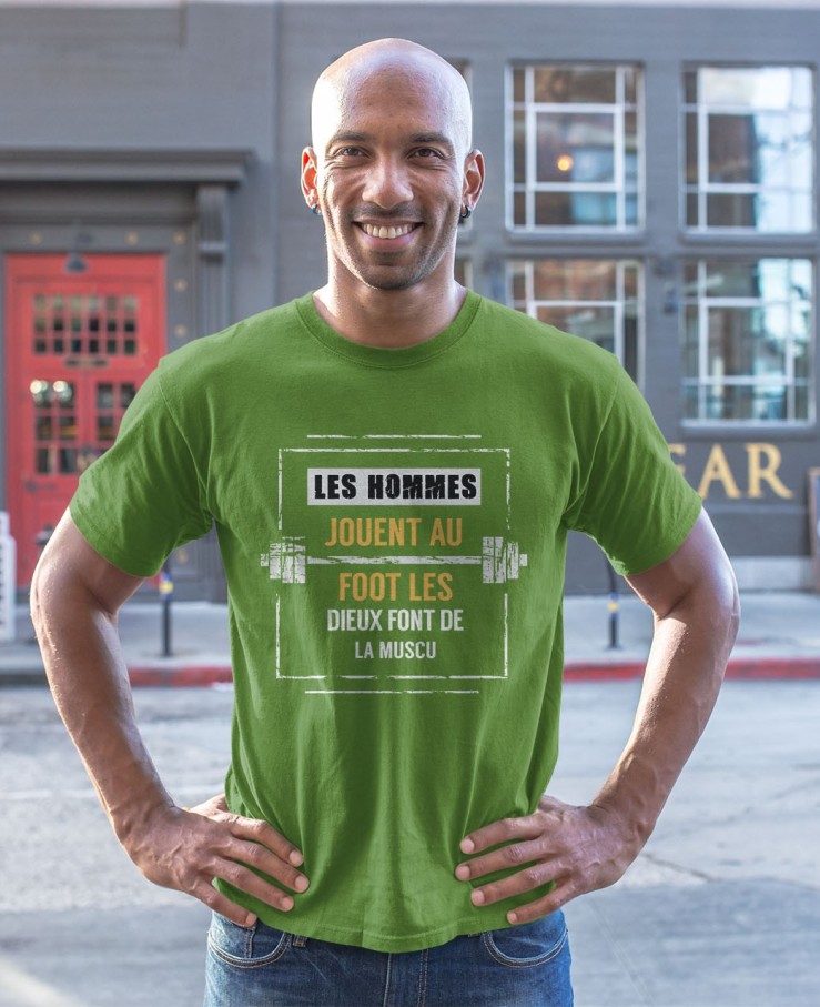 Les homme jouent au foot