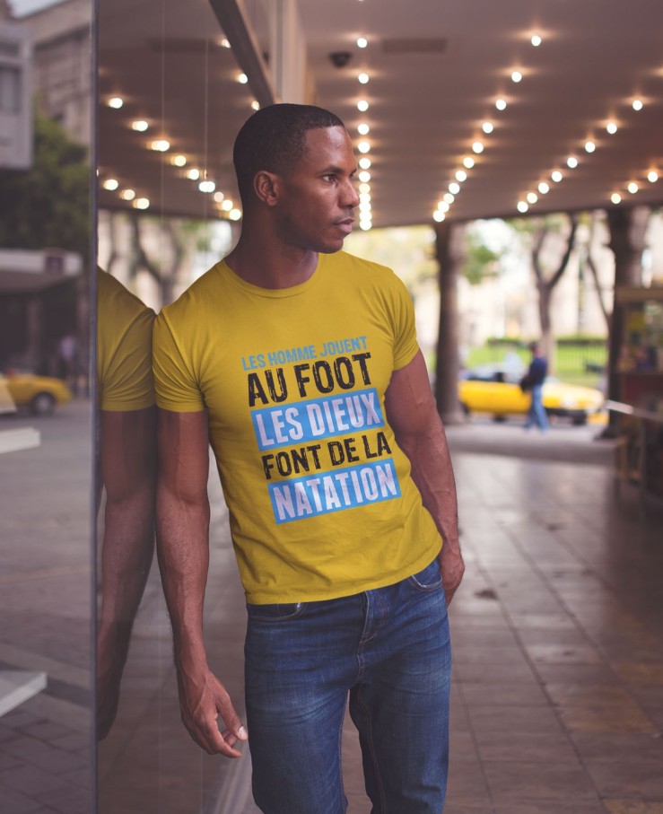 Les hommes jouent au foot