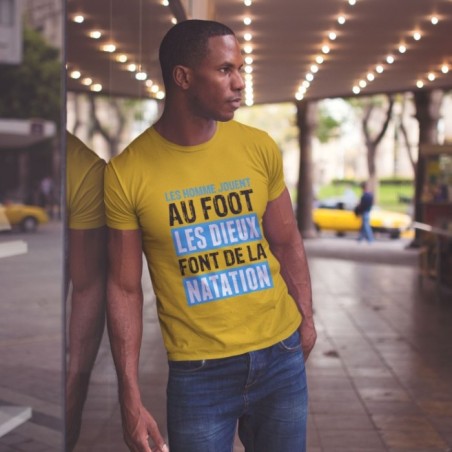 Les hommes jouent au foot