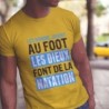Les hommes jouent au foot