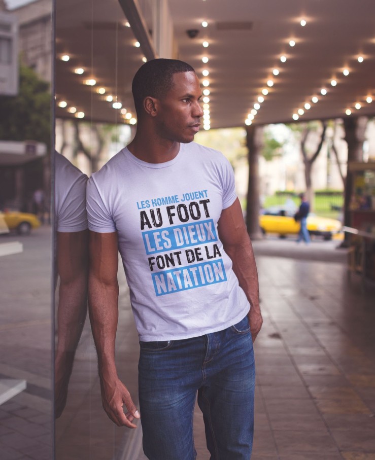 Les hommes jouent au foot