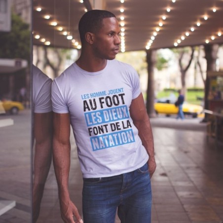 Les hommes jouent au foot