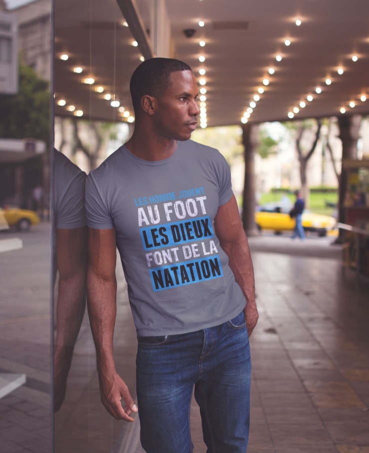 Les hommes jouent au foot