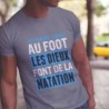 Les hommes jouent au foot