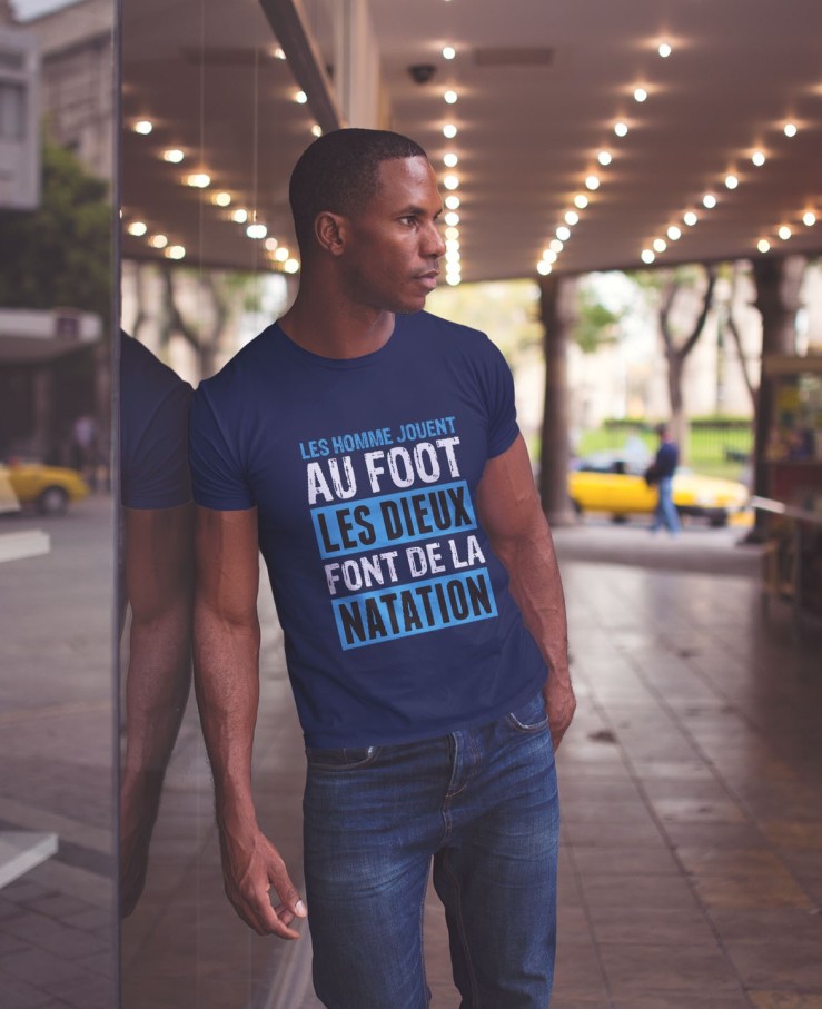 Les hommes jouent au foot