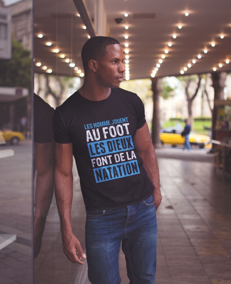 Les hommes jouent au foot