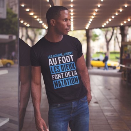 Les hommes jouent au foot