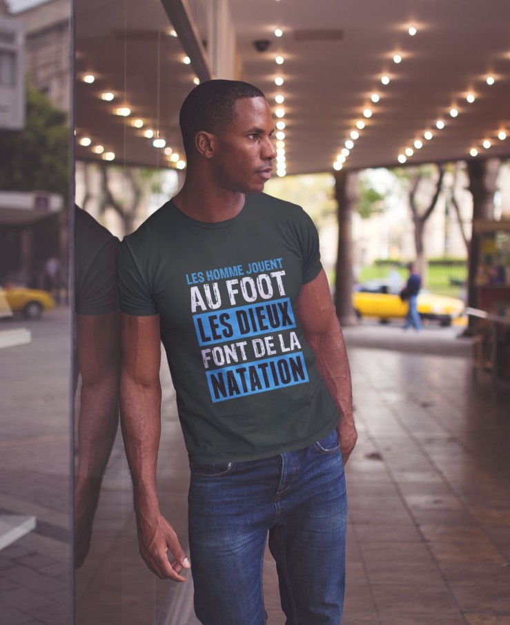 Les hommes jouent au foot