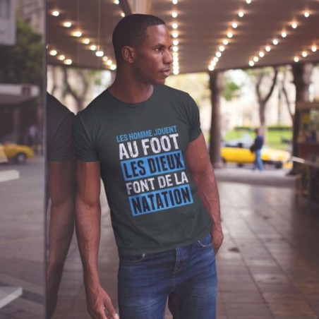 Les hommes jouent au foot