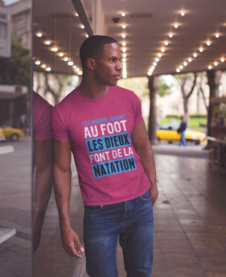 Les hommes jouent au foot