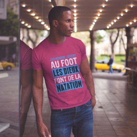 Les hommes jouent au foot