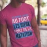 Les hommes jouent au foot