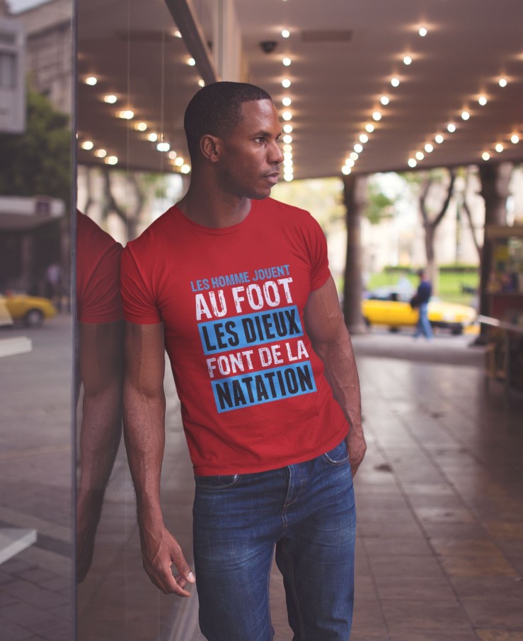 Les hommes jouent au foot