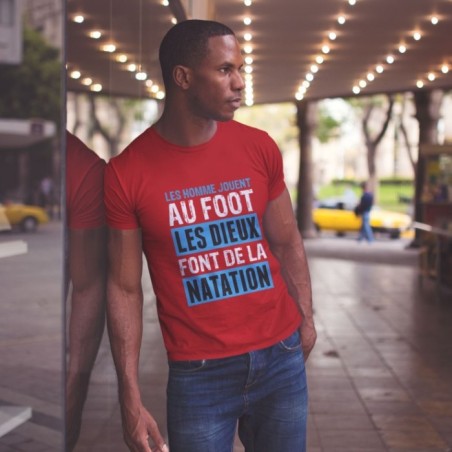 Les hommes jouent au foot