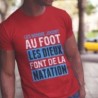Les hommes jouent au foot