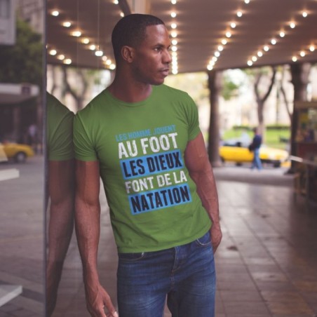 Les hommes jouent au foot