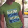 Les hommes jouent au foot