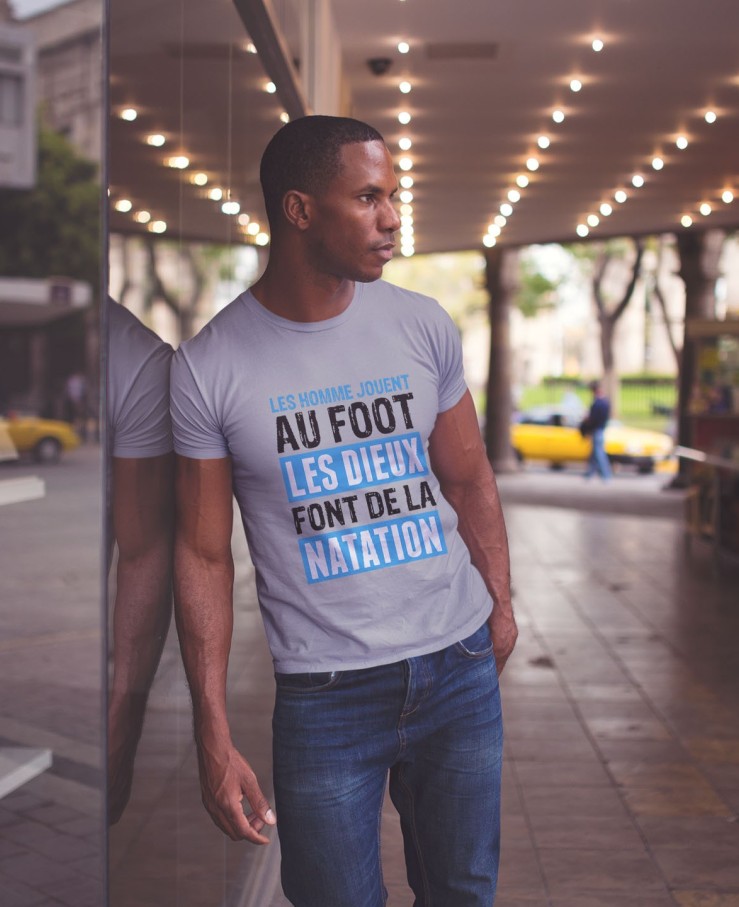 Les hommes jouent au foot