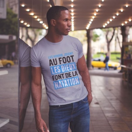 Les hommes jouent au foot