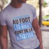 Les hommes jouent au foot